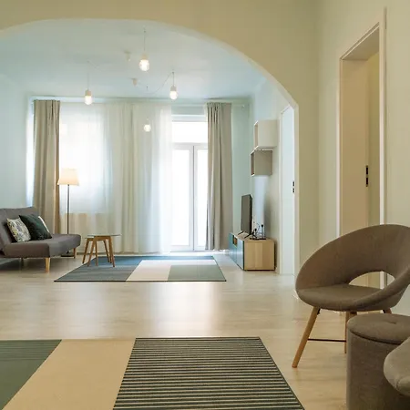Spacious & Quiet - Center - 2br Apartamento