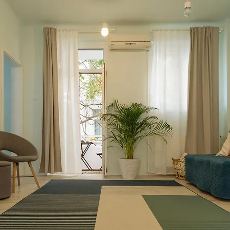 Spacious & Quiet - Center - 2br Apartment