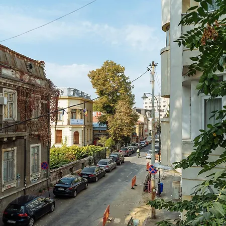 Spacious & Quiet - Center - 2br Bukarest