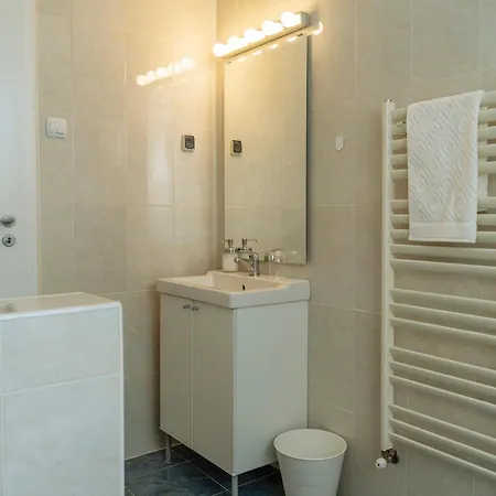 Spacious & Quiet - Center - 2br Apartment