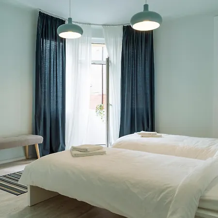 Spacious & Quiet - Center - 2br Apartment *