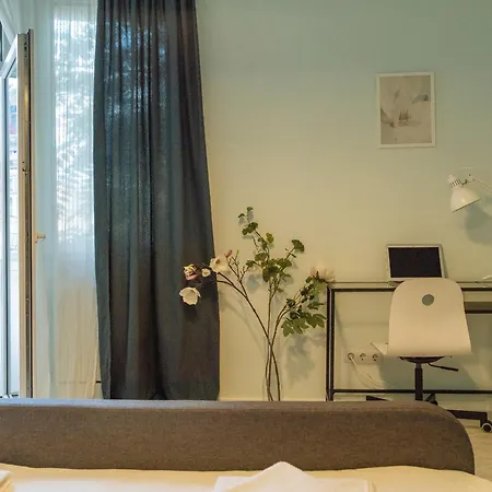 Spacious & Quiet - Center - 2br Apartment