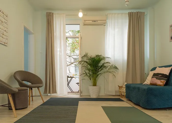 Spacious & Quiet - Center - 2br Апартаменти