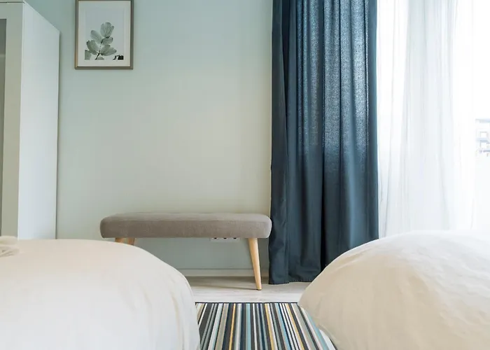 Spacious & Quiet - Center - 2br Апартаменти *