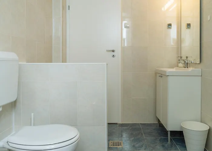 Spacious & Quiet - Center - 2br Бухарест