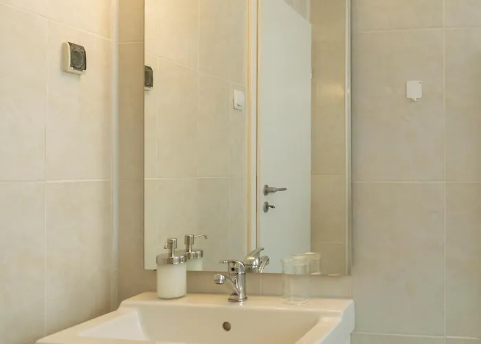Spacious & Quiet - Center - 2br * Бухарест