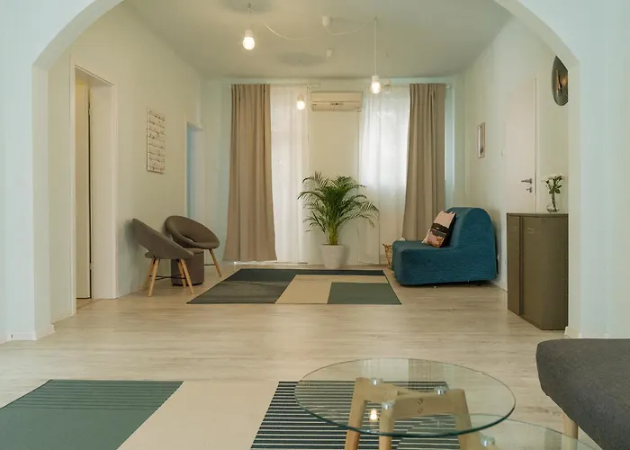 Апартаменти Spacious & Quiet - Center - 2br Бухарест