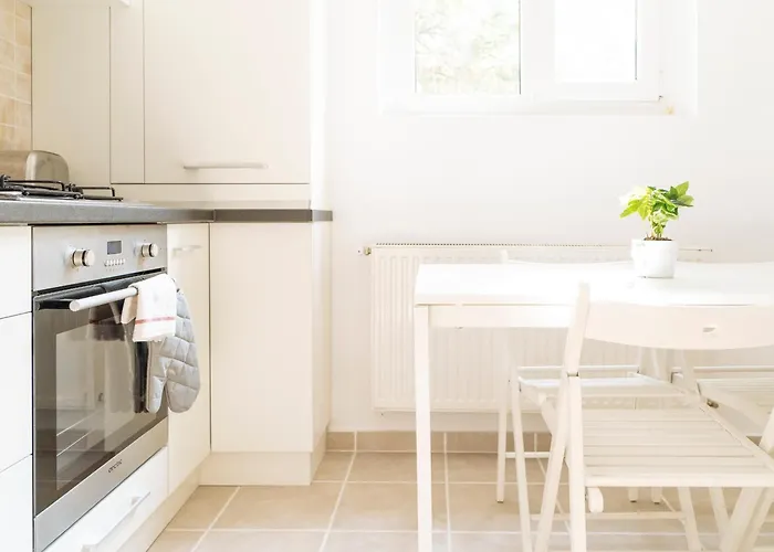 Spacious & Quiet - Center - 2br *