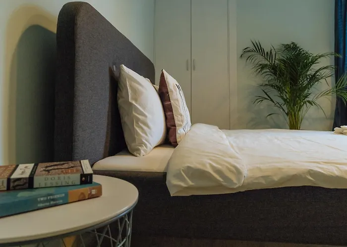 Апартаменти Spacious & Quiet - Center - 2br *