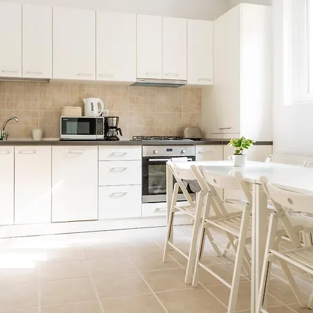 Spacious & Quiet - Center - 2br Daire Bükreş