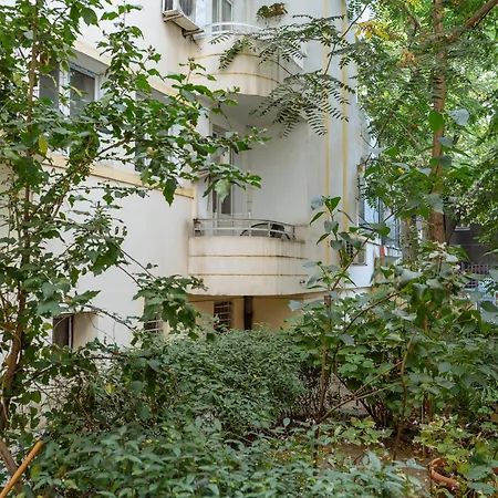 Spacious & Quiet - Center - 2br Daire Bükreş
