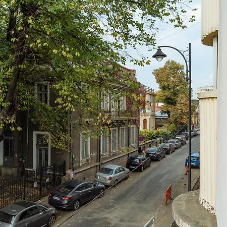 Spacious & Quiet - Center - 2br شقة *