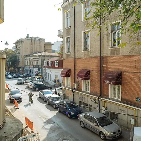 Spacious & Quiet - Center - 2br Daire Bükreş