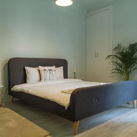 Spacious & Quiet - Center - 2br Apartment *