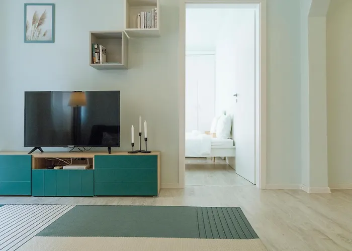 Spacious & Quiet - Center - 2br *