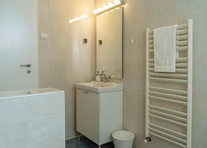 Spacious & Quiet - Center - 2br Apartament