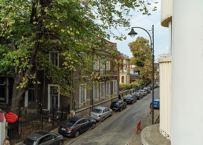 Spacious & Quiet - Center - 2br Apartament *